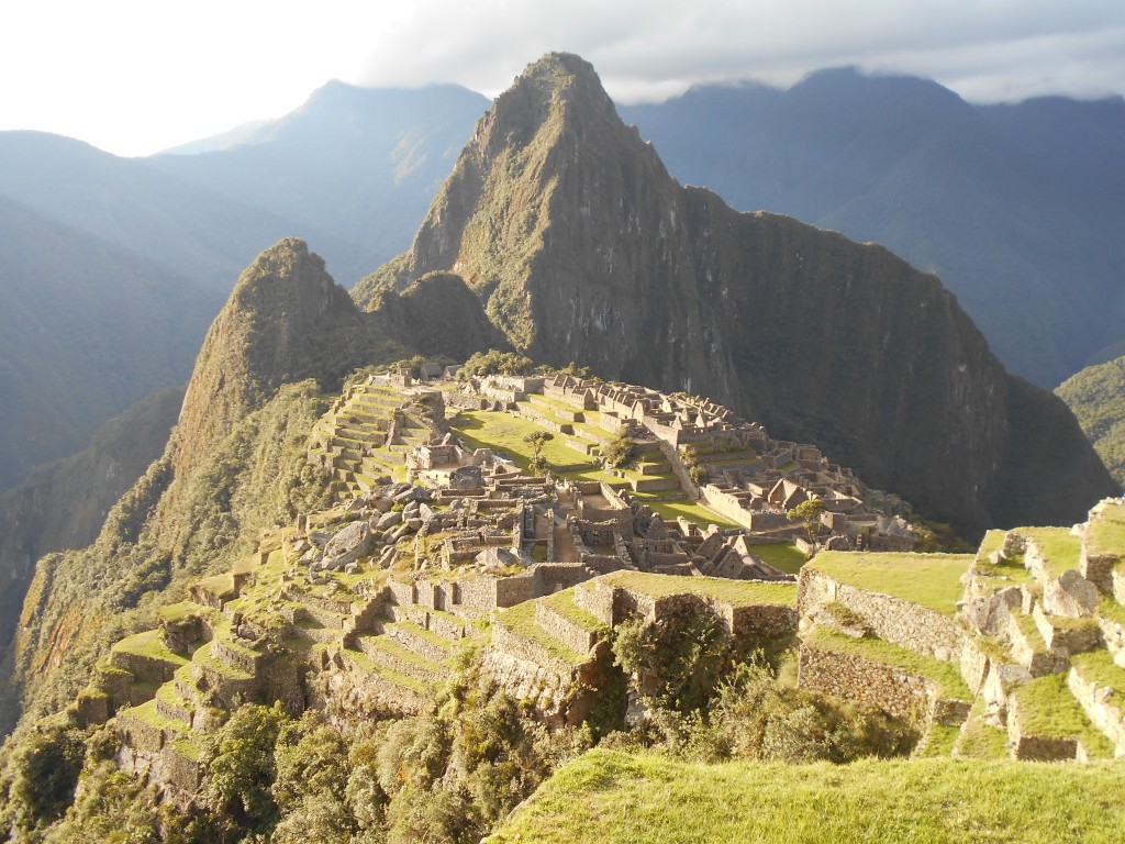 Blick auf die Ruinen des Machu Picchu bei bestem Sonnenlicht