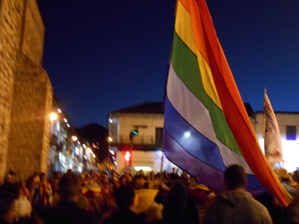 Inka-Regenbogenfahne und Traditioneller Tanz im Zentrum