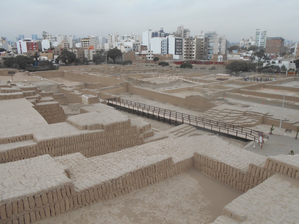 Ruinen Huaca Pucllana mitten im Stadtteil Miraflores