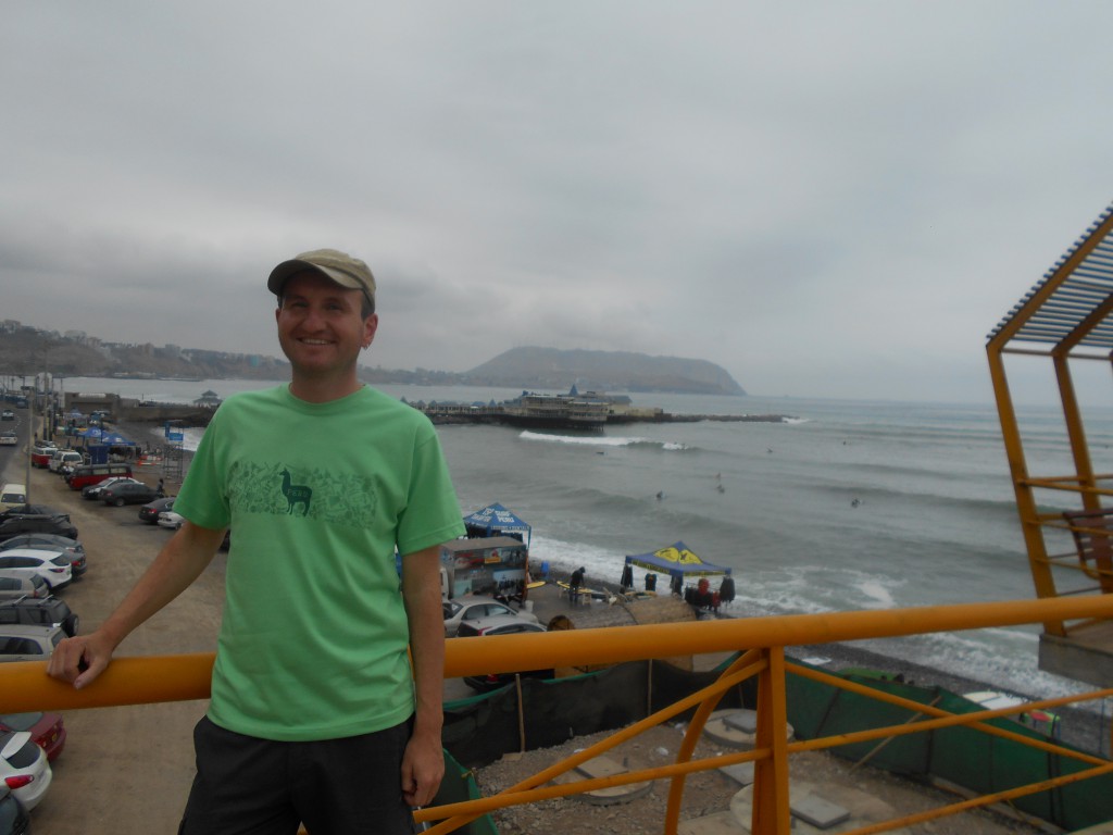 Am Strand von Miraflores vor dem Steg und den Surfern