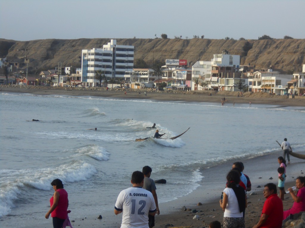 Huanchaco: Boote und Surfer im Einsatz
