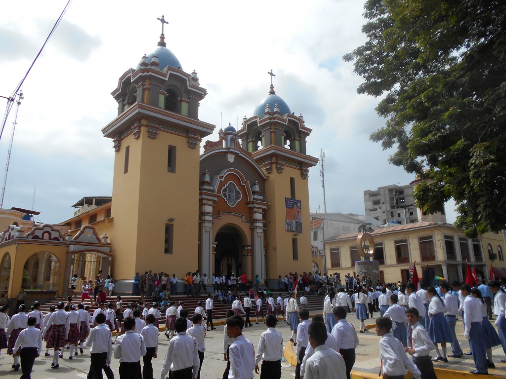 Tumbes: Parade an der Plaza de Armas vor der Kathedrale