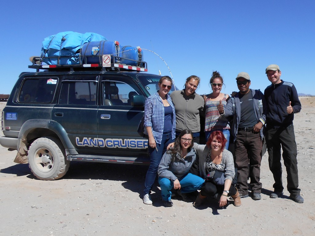 Mit Emily, Jacqueline, Amy, Fahrer Adelio, Jasmin und Jasmin vor dem Jeep