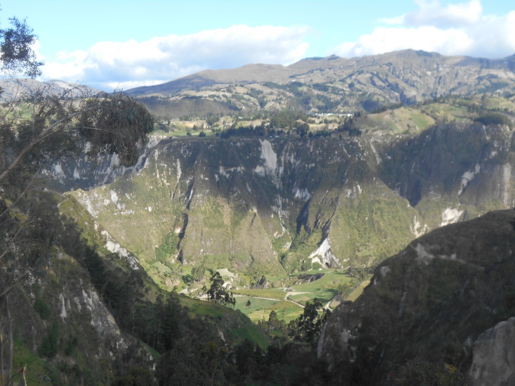 Blick in den Krater zwischen Chugchilán und Guayama bis zum Quilotoa-Kraterrand