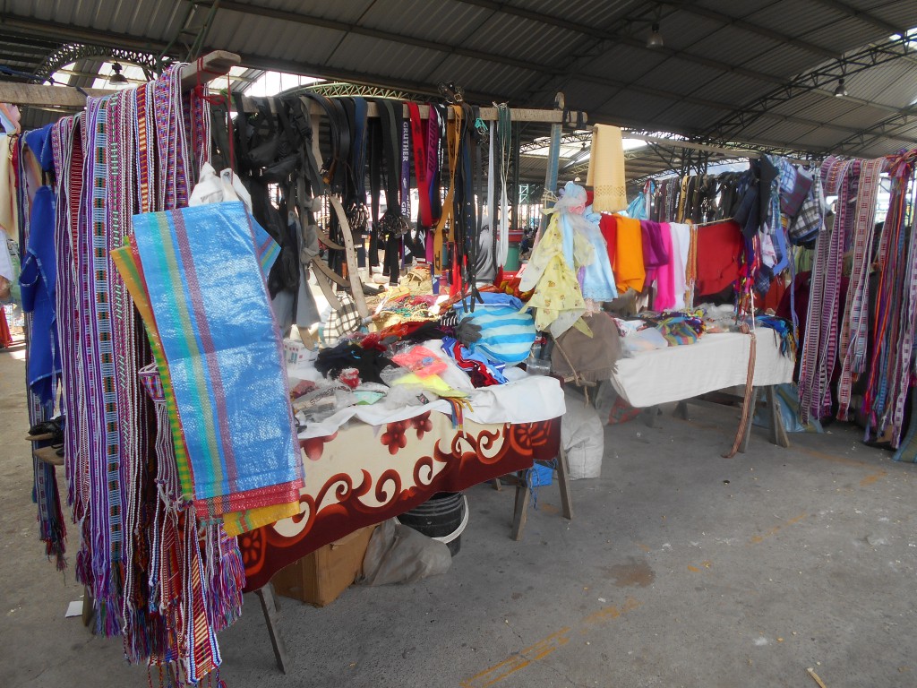 Saquisilí: Bunte Stoffe auf dem Markt auf der Plaza Kennedy