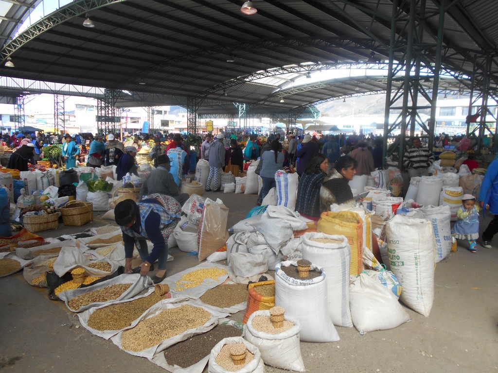 Saquisilí: Markt auf der Plaza Kennedy