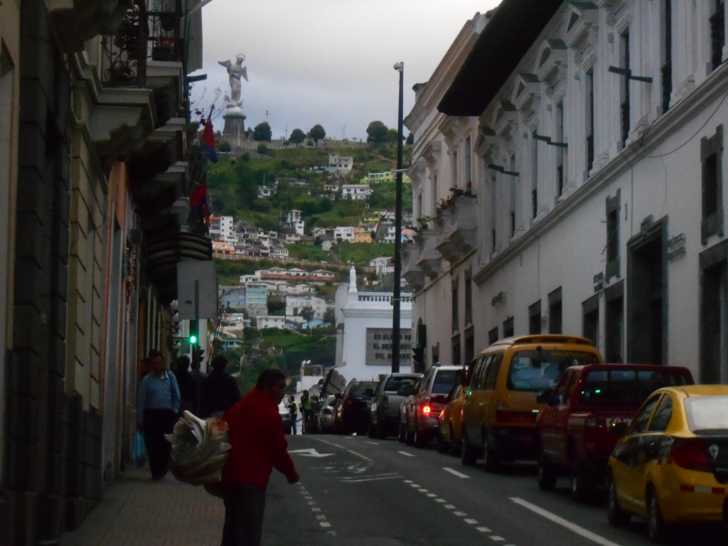 Blick entlang der Calle Venezuela zum El Panecillo mit der Virgen de Quito