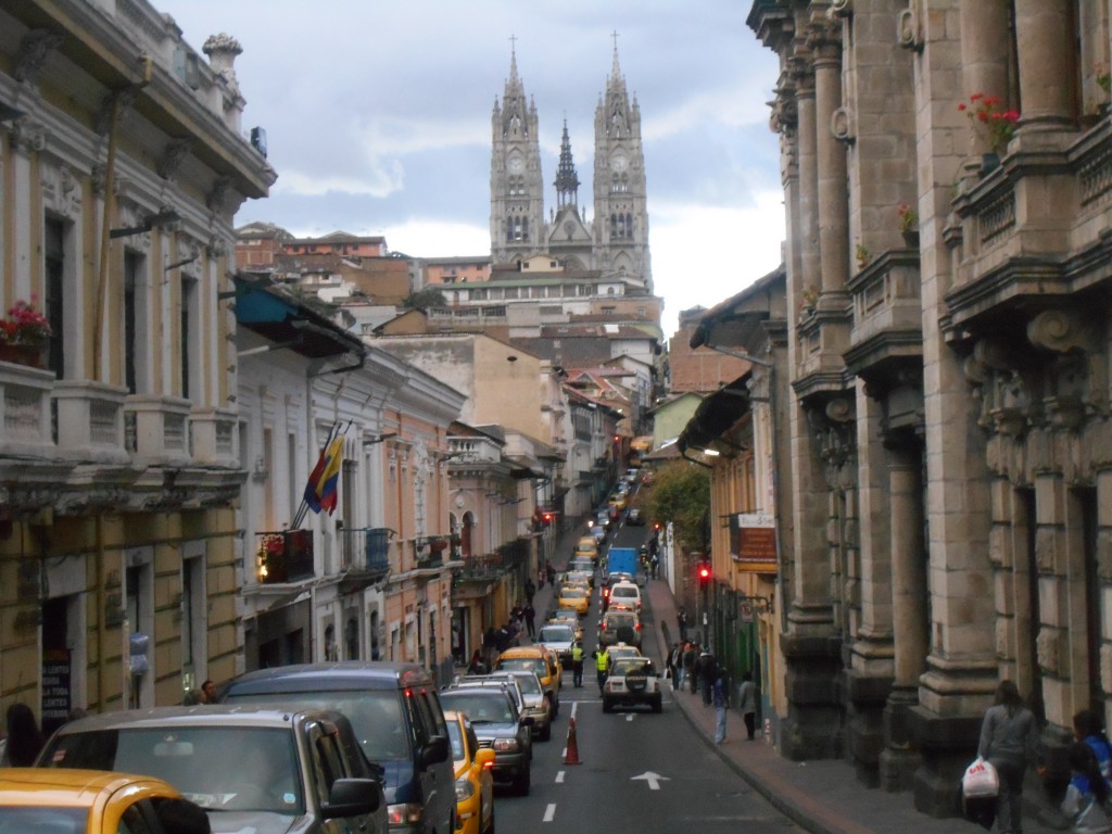 Blick entlang der Calle Venezuela auf die Basílica del Voto Nacional