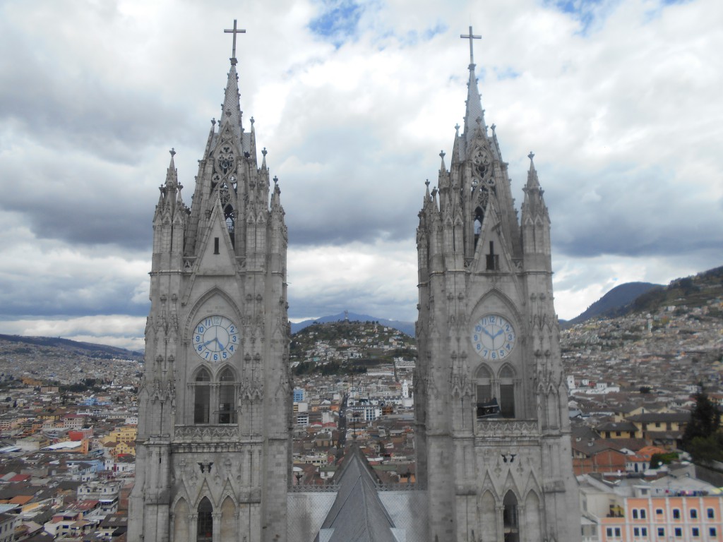 Blick vom Turm der Basílica del Voto Nacional