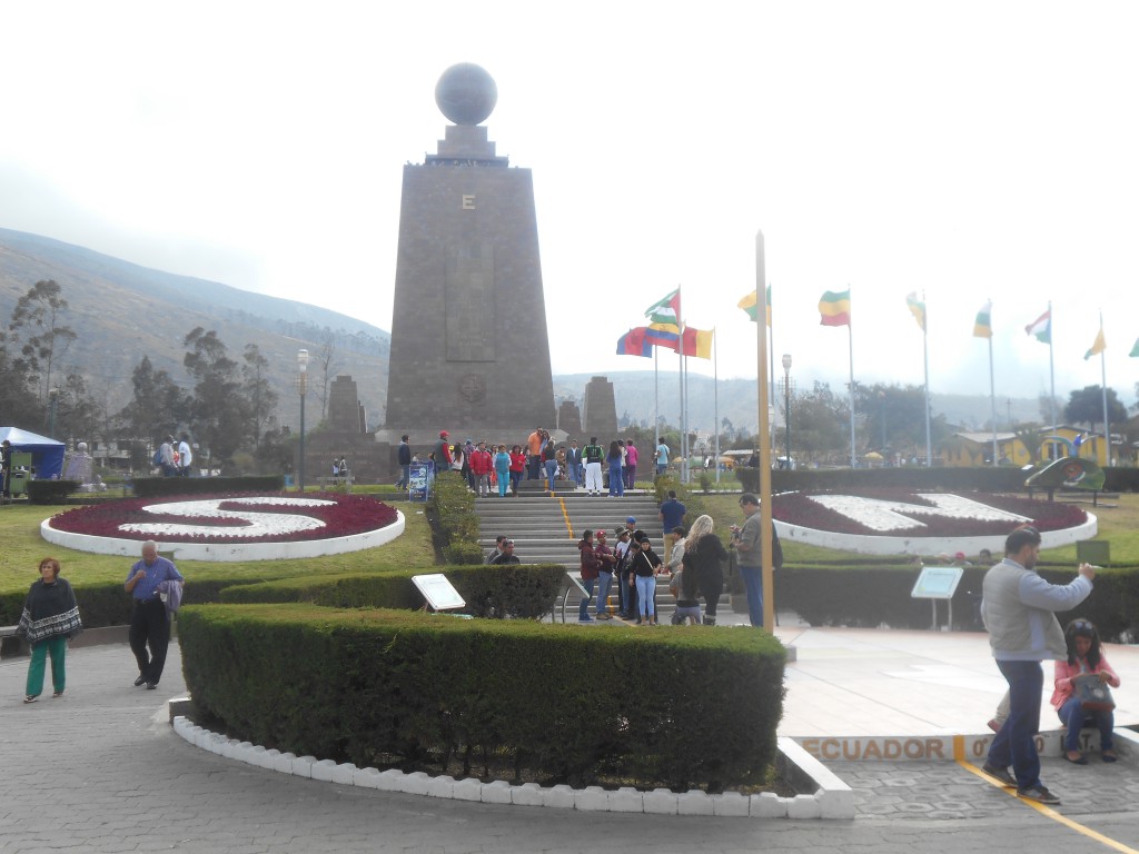 Mitad del Mundo: links die Südhalbkugel, rechts die Nordhalbkugel