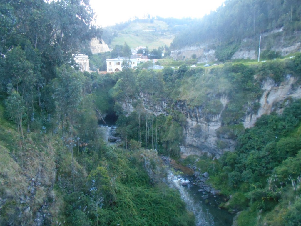 Blick von der Rumichaca-Brücke über dem Río Guáitara: links Ecuador, rechts Kolumbien
