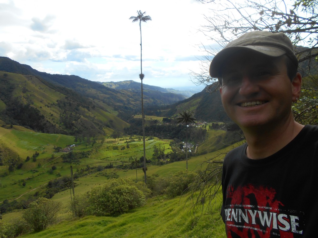 Valle de Cocora: Vor einer Riesenpalme und dem Tal