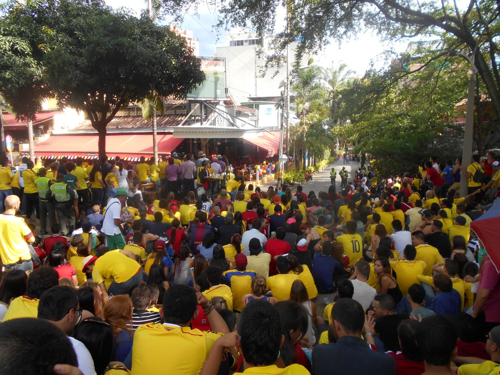 Kolumbien gegen Venezuela auf der Großbildleinwand im Parque Lleras