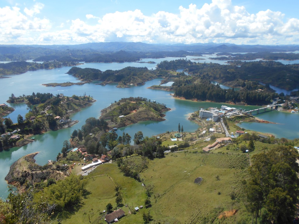 Blick von der Piedra del Peñol auf die umliegenden Seen