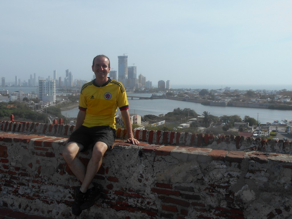 Auf dem Castillo San Felipe de Barajas mit der historischen Altstadt rechts und dem neuen Viertel Bocagrande links im Hintergrund