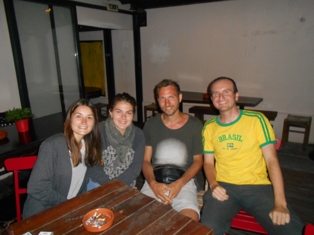Mit Pauline, Clara und Jurij in der Bar neben dem Hostel