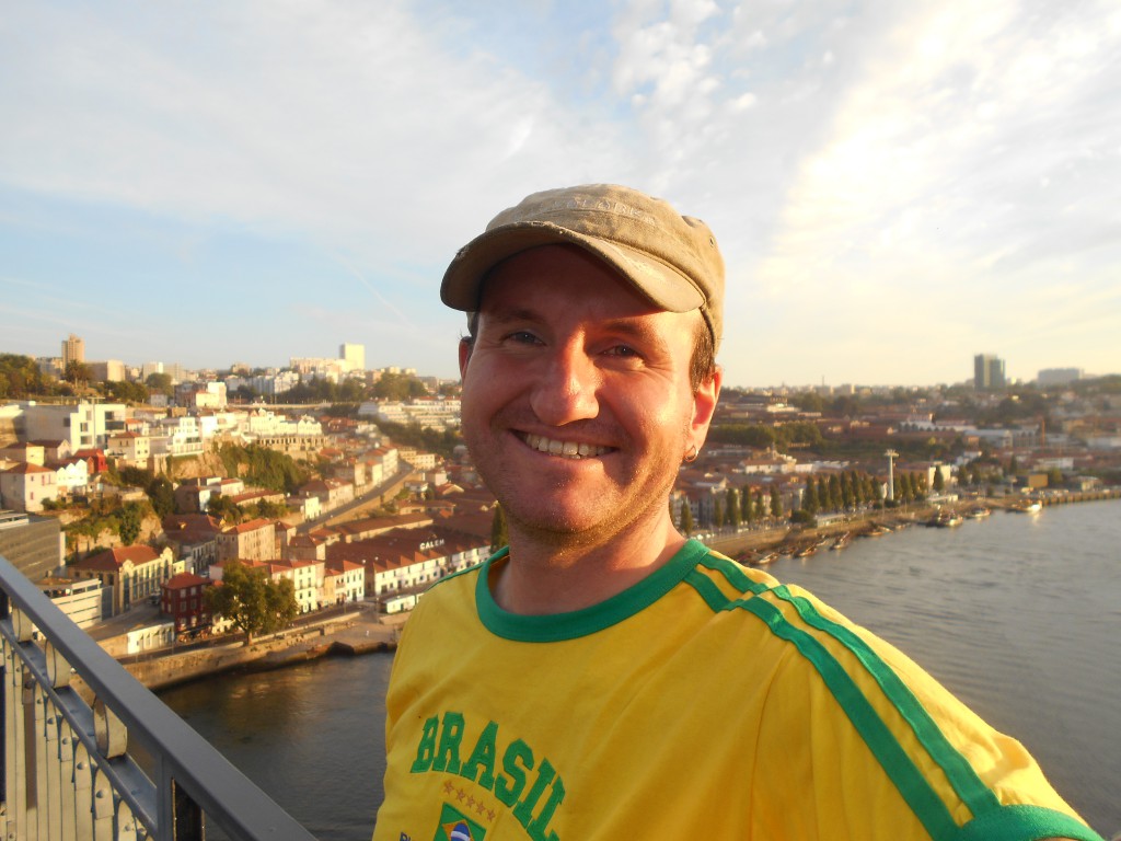 Auf der Ponte Dom Luís I über dem Rio Douro und vor den Portweinkellereien in Vila Nova de Gaia